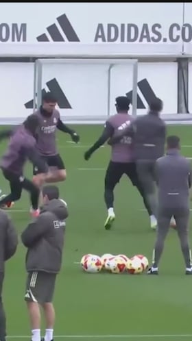 El minuto íntegro de Xabi sufriendo el ‘abuso’ de la plantilla en el centro del rondo