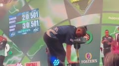 ¡Pérdida de papeles absoluta que da la vuelta al mundo! Pierde, se quema la mano y rompe el escenario...