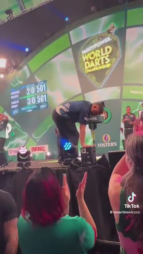 Bochornosa escena en el mundial de dardos: pierde, se quema la mano y destroza la mesa...