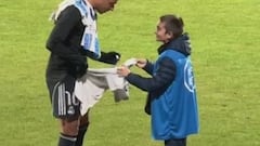 La escena de Mbappé con un recogepelotas en Talavera que se ha hecho viral hasta en medios internacionales