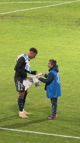 La escena de Mbappé con un recogepelotas en Talavera que se ha hecho viral hasta en medios internacionales
