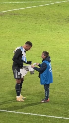 La escena de Mbappé con un recogepelotas en Talavera que se ha hecho viral hasta en medios internacionales