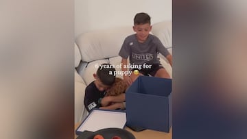 Suma 100M de reproducciones y les hará llorar: vean el regalo que recibió este niño