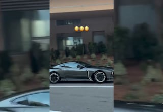 Fernando Alonso luce en Mónaco su “súper exclusivo” Aston Martin Valiant... ¡ideado y diseñado por él!