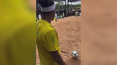 Ronaldinho, 45, pulls off this insane trick! Wait until 1:05