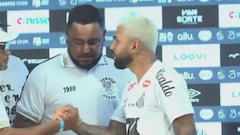 Líderes de la torcida del Santos irrumpen en la presentación de Gabigol y le lanzan una ‘amenaza’