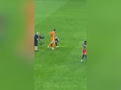 Mucho honor lo que pasó con Unai Simón nada más pitó el árbitro: primero Joan García y luego el resto