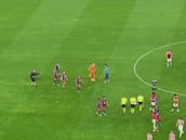 Mucho honor lo que pasó con Unai Simón nada más pitó el árbitro: primero Joan García y luego el resto