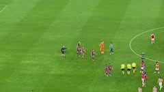 Esto es mucho: vean la secuencia entre Joan García y Unai Simón nada más pitar el árbitro