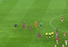 Mucho honor lo que pasó con Unai Simón nada más pitó el árbitro: primero Joan García y luego el resto