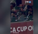 Eto’o la lía delante del presidente del fútbol africano y el marroquí en el palco: vean la escena...