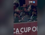 Eto’o la lía delante del presidente del fútbol africano y el marroquí en el palco: vean la escena...
