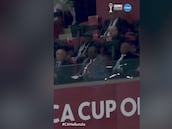 Eto’o la lía delante del presidente del fútbol africano y el marroquí en el palco: vean la escena...