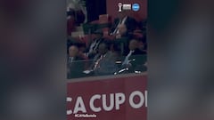 Eto’o la lía delante del presidente del fútbol africano y el marroquí en el palco: vean la escena...