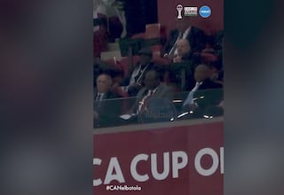 Eto’o la lía delante del presidente del fútbol africano y el marroquí en el palco: vean la escena...