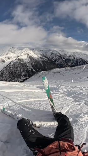 Una mujer capta el momento exacto en el que se ve envuelta en una avalancha de nieve con su perro: sobrecogedor