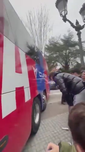 Accidente del autobús del Barça saliendo del hotel en Santander