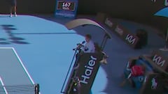 Una recogepelotas se desploma en pleno Open de Australia y Sonmez lo detiene para socorrerla