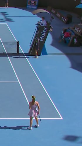 Una recogepelotas se desploma en pleno Open de Australia y Sonmez lo detiene para socorrerla