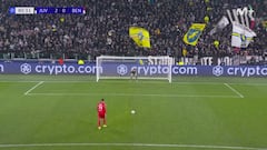 El delantero del Benfica tira uno de los peores penaltis de la historia de la Champions: ver para creer lo que pasó