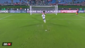 He takes “one of the worst penalties in history” and what happens next goes more viral than the kick itself: surreal