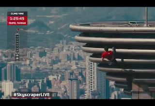 Está a punto de coronar la torre de 508 metros sin nada de seguridad y decide hacer esto: se congeló el corazón de todos