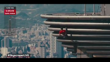 Está a punto de coronar la torre de 508 metros sin nada de seguridad y decide hacer esto: se congeló el corazón de todos