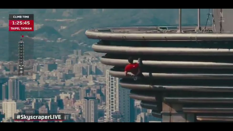 Está a punto de coronar la torre de 508 metros sin nada de seguridad y decide hacer esto: se congeló el corazón de todos