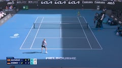 ¡Estás loco, Alcaraz! Tieso, sin poder correr y contra las cuerdas saca un punto imposible para el resto de mortales