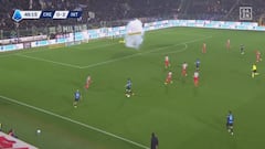 Vergüenza en Italia: los aficionados del Inter impactan con un petardo al portero del Cremonense