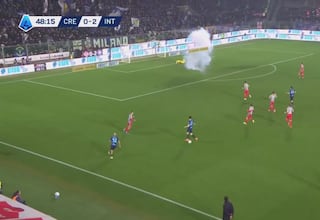 Vergüenza en Italia: los aficionados del Inter impactan con un petardo al portero del Cremonense