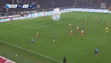 Vergüenza en Italia: los aficionados del Inter impactan con un petardo al portero del Cremonense