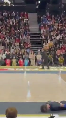 Le da un pelotazo a una trabajadora y su disculpa es viral en todo el mundo: atentos a este jugador japonés