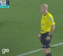 Momento surrealista en el fútbol brasileño: un portero pide permiso al árbitro para ir al baño en pleno partido