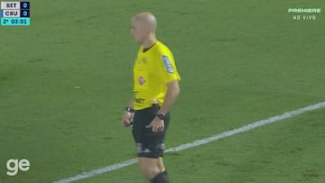 Momento surrealista en el fútbol brasileño: un portero pide permiso al árbitro para ir al baño en pleno partido