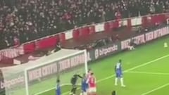 Es la ‘treta’ definitiva que puede acabar con el dominio del Arsenal a balón parado: papel y boli