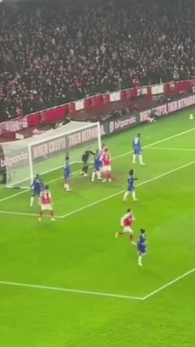 Es la ‘treta’ definitiva que puede acabar con el dominio del Arsenal a balón parado: papel y boli