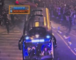 Lamentable: lanzan decenas de proyectiles al bus del Athletic a su llegada a Mestalla