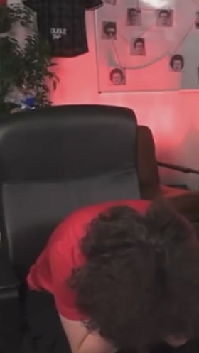 La reacción del fan del United cuando se da cuenta que después de 493 días no se podrá cortar el pelo