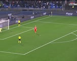 El portero del Nápoles se anima a lanzar un penalti y deja esta secuencia de llevarse las manos a la cabeza