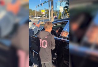 Messi cumple el sueño de un pequeño fan estadounidense y su padre