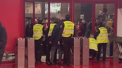 Tensión total en Sevilla: el vídeo de una multitud intentando acceder al palco a por el presidente