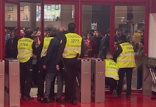 Tensión total en Sevilla: el vídeo de una multitud intentando acceder al palco a por el presidente