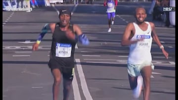 El impresionante final de la Maraton de Sevilla: se decidió en el último segundo con un agónico momento