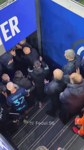 Es la imagen de la vergüenza en Italia: Chiellini, Spalletti y Comolli, a por el árbitro