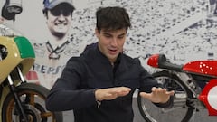 Repsol sorprende a Óscar Casas regalándole su moto de la película Ídolos: su reacción es loca