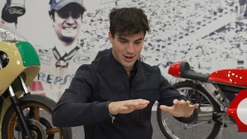 Repsol sorprende a Óscar Casas regalándole su moto de la película Ídolos: su reacción es loca