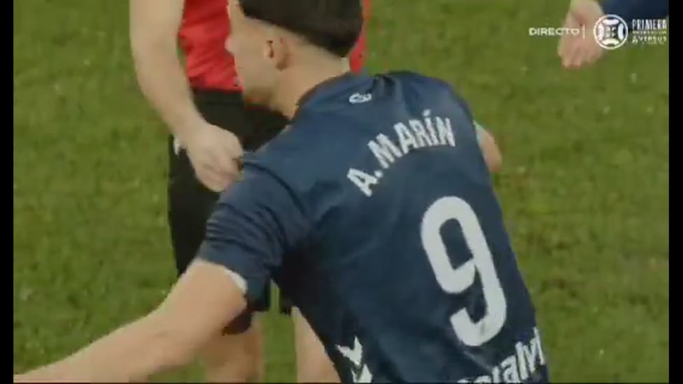 La secuencia de la vergüenza: el mordisco de un jugador del Racing de Ferrol que causa conmoción en redes