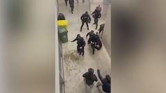 Nueva toma de lo que pasó en el Sadar y es espeluznante: una persona agrede violentamene a un policía