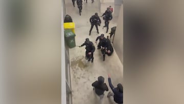 Nueva toma de lo que pasó en el Sadar y es espeluznante: una persona agrede violentamene a un policía